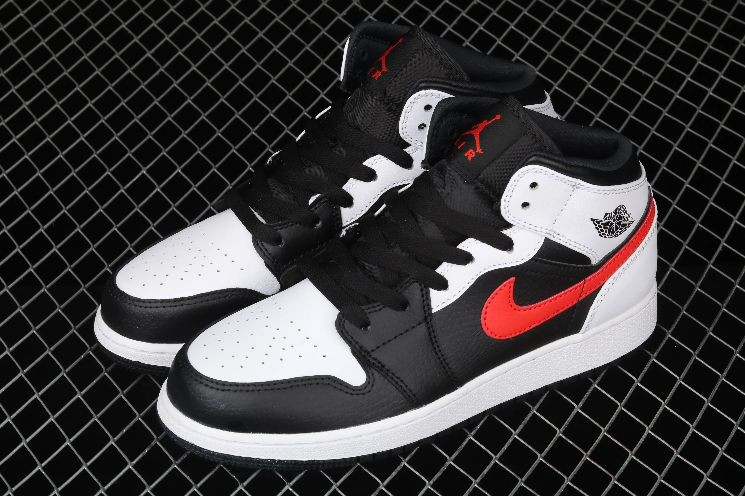 All categories Air Jordan Jordan series basketball shoes Air Jordan 1 Mid G version pure original Air Jordan 1 Mid AJ1 Joe 1 black and white red hook Zhongbang basketball shoes 554725-075